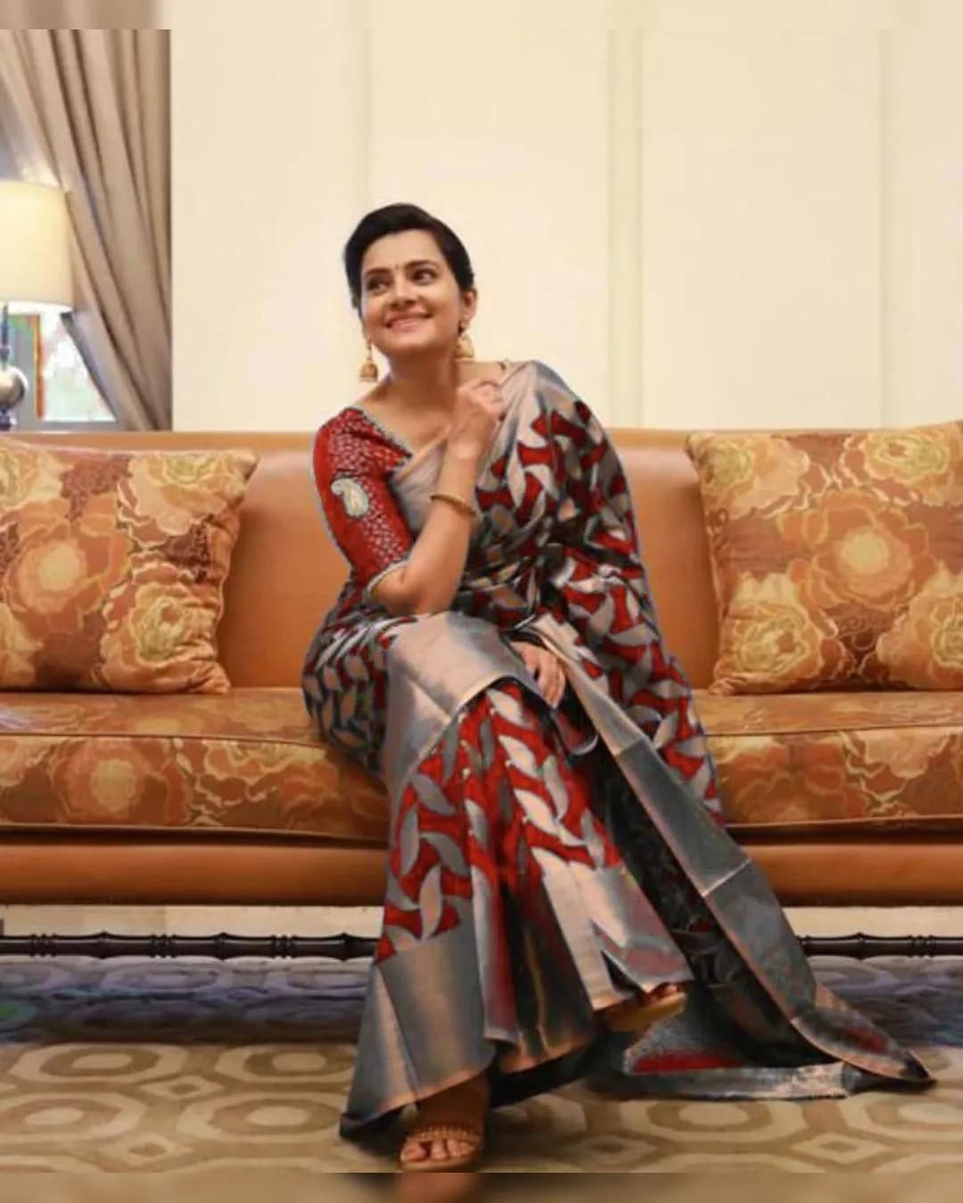 Exquisite Soft Lichi Silk Saree: Rich Pallu & Jacquard Ensemble 🌸✨ alternate view