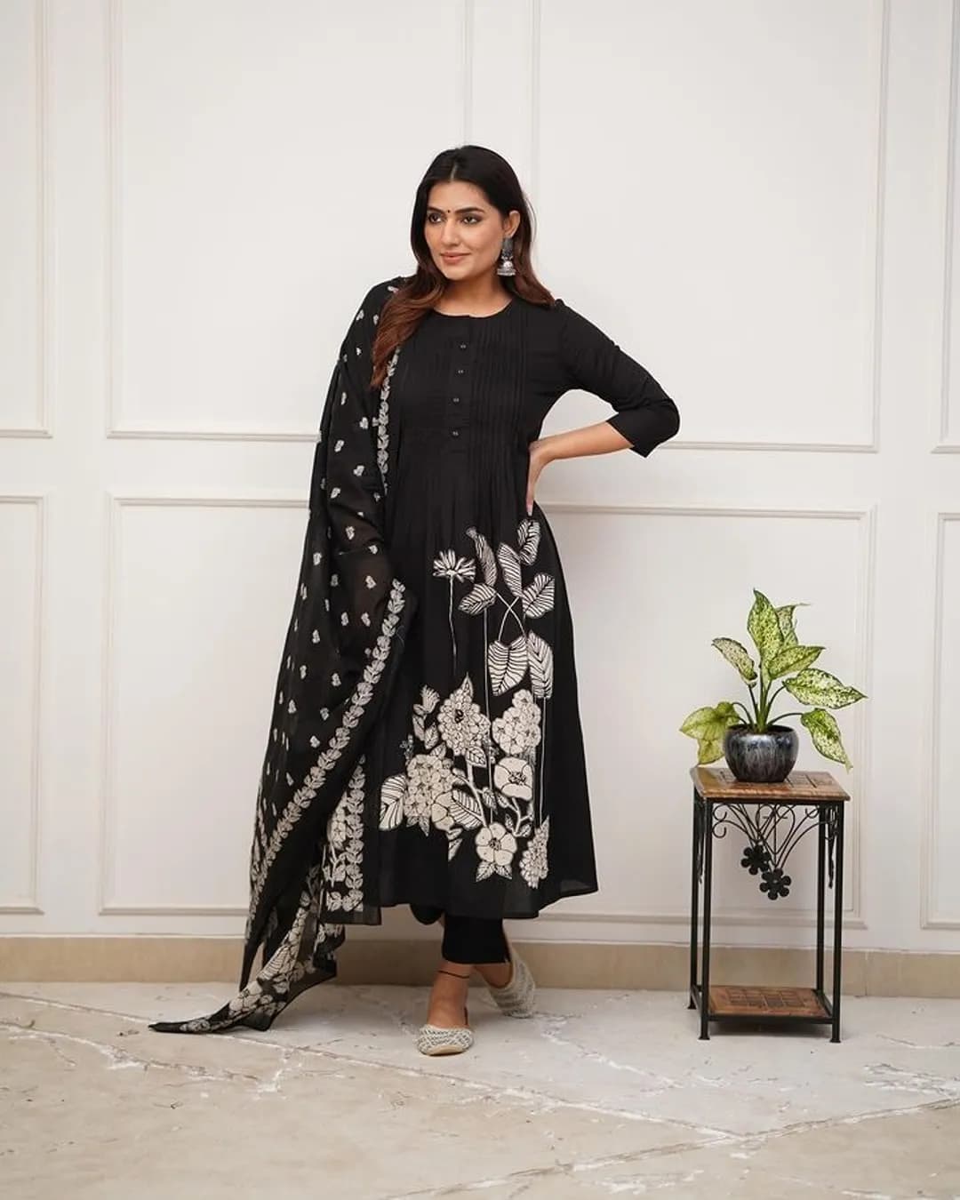 Chic Cotton Suit Set with Mulmul Cotton Print Dupatta alternate view