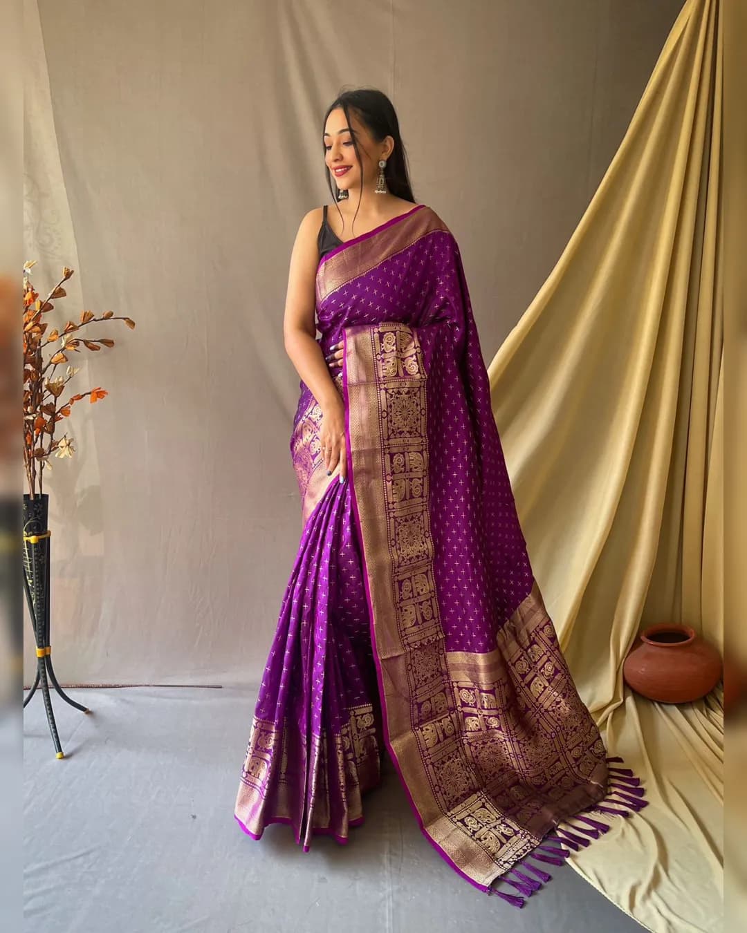 Exquisite Handloom Kanjeevaram Sarees By Sapnaaz alternate view