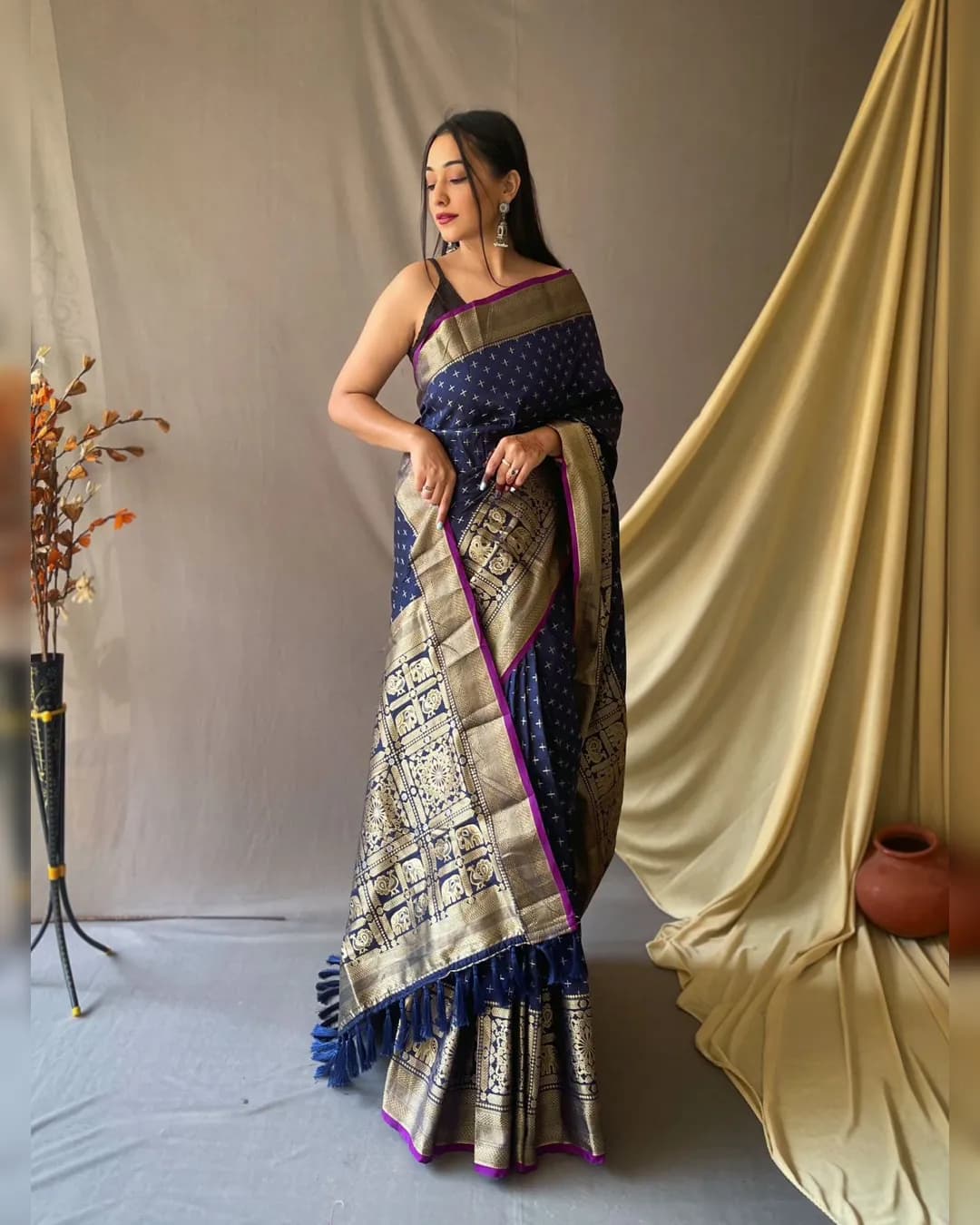 Exquisite Handloom Kanjeevaram Sarees alternate view