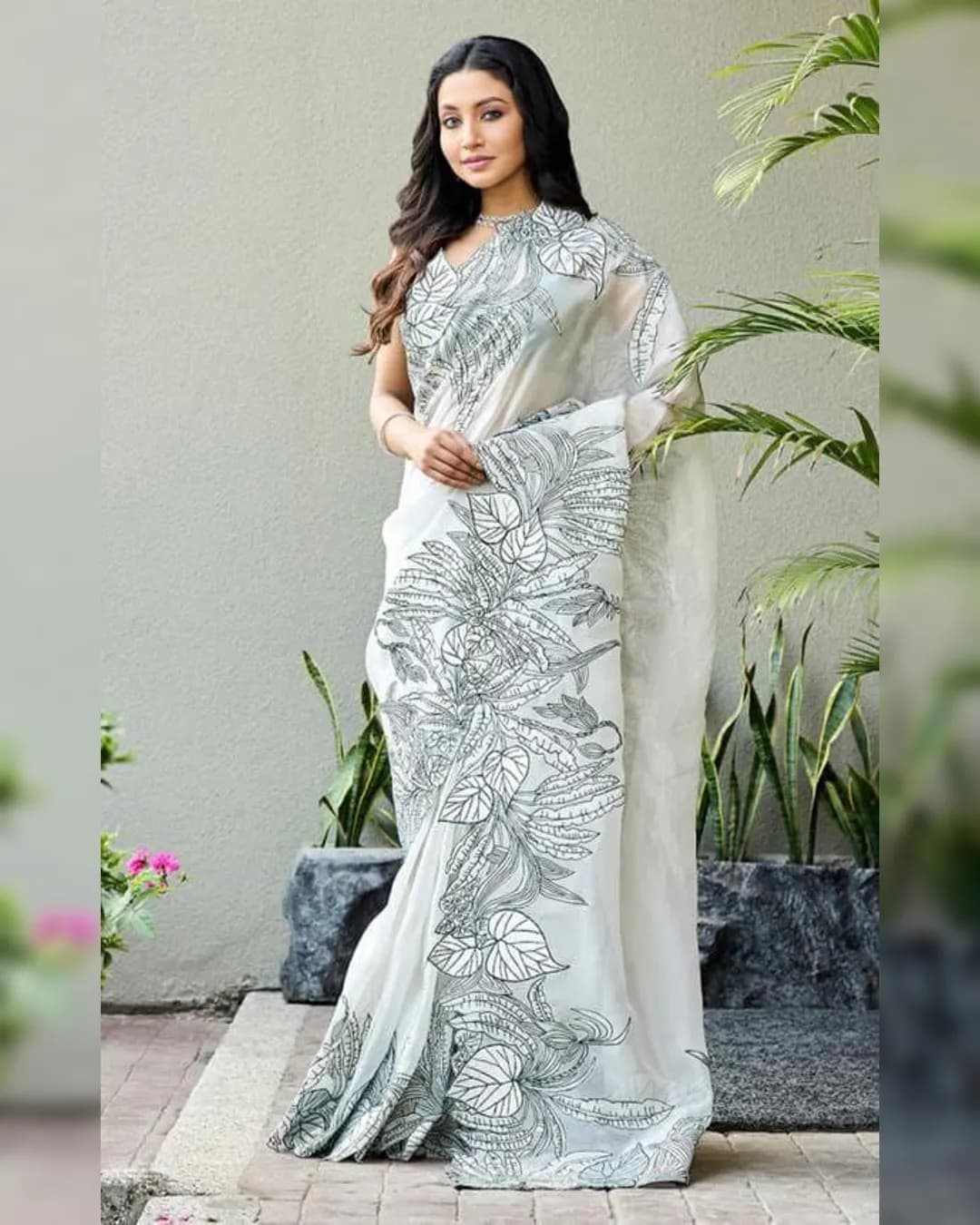 Elegant Plain Linen Saree with Digital Print and Cut Work Border alternate view