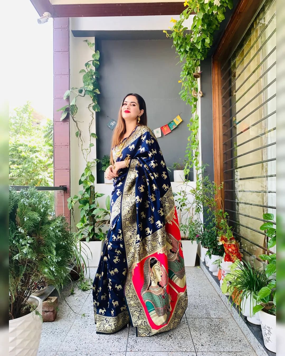 Luxurious Two Tone Saree with Pure Zari Golden Weaving alternate view