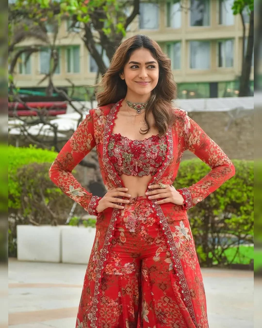 Bollywood-Inspired Indo Western Koti, Plazzo & Blouse Set – Mrunal Thakur Style alternate view